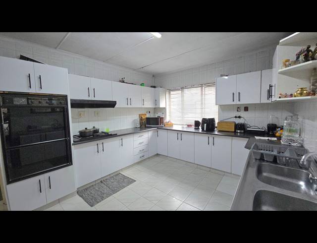 3 BEDROOM FREEHOLD FOR SALE IN SHALLCROSS
